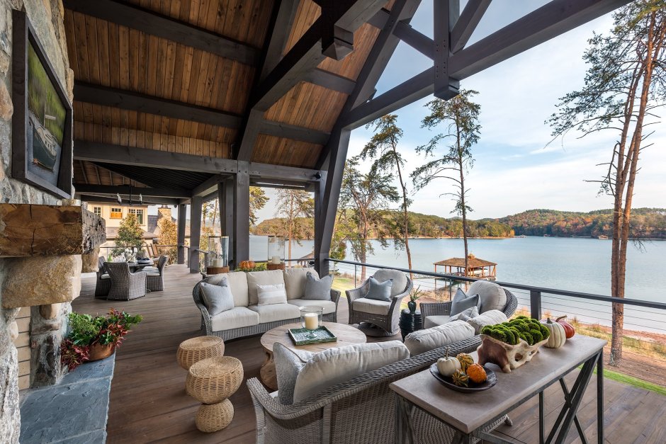 Красивый дом с террасой с видом на озеро