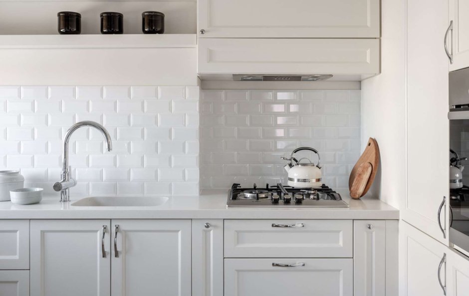Кухня Сканди белая с плиткой серый кабанчик