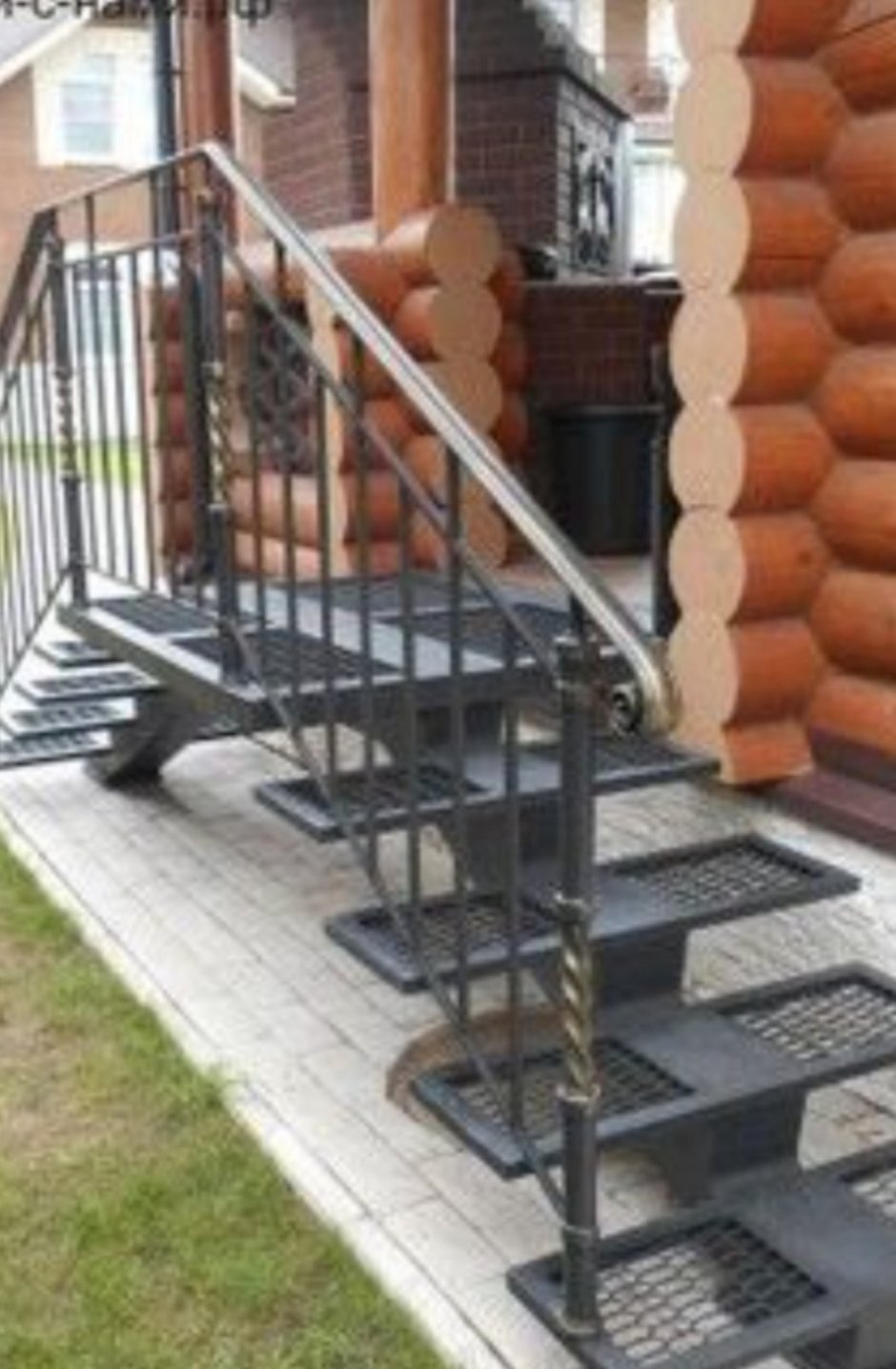 Металлическая лестница для крыльца загородного дома