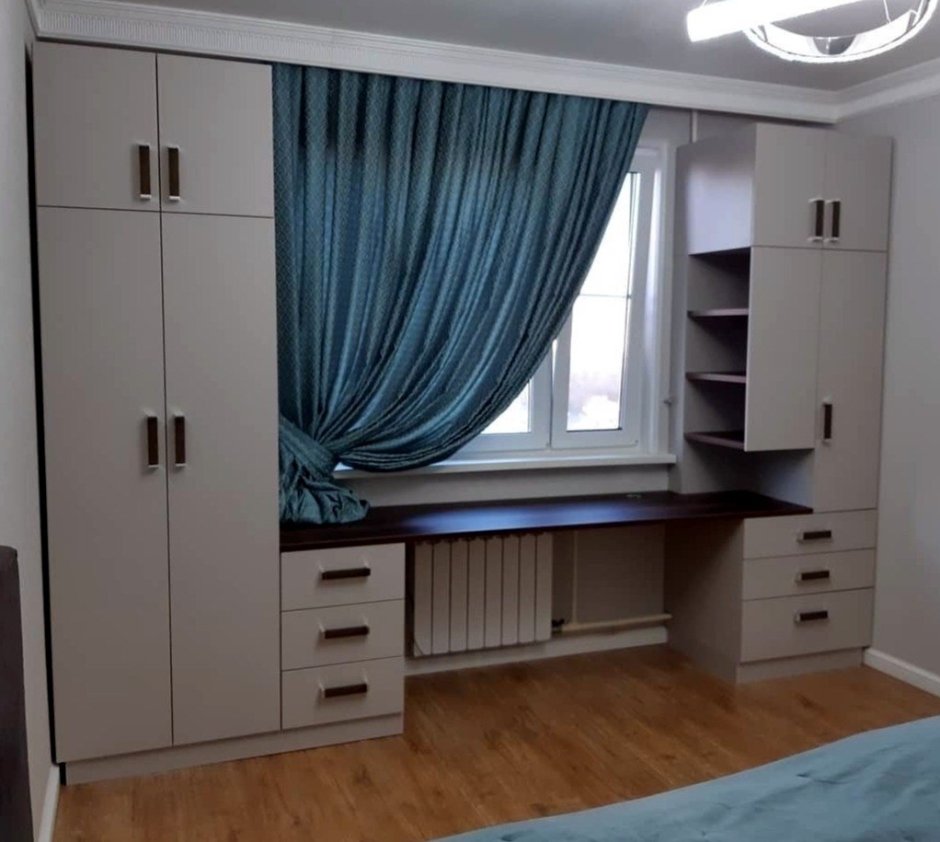 Шкафы вдоль окна