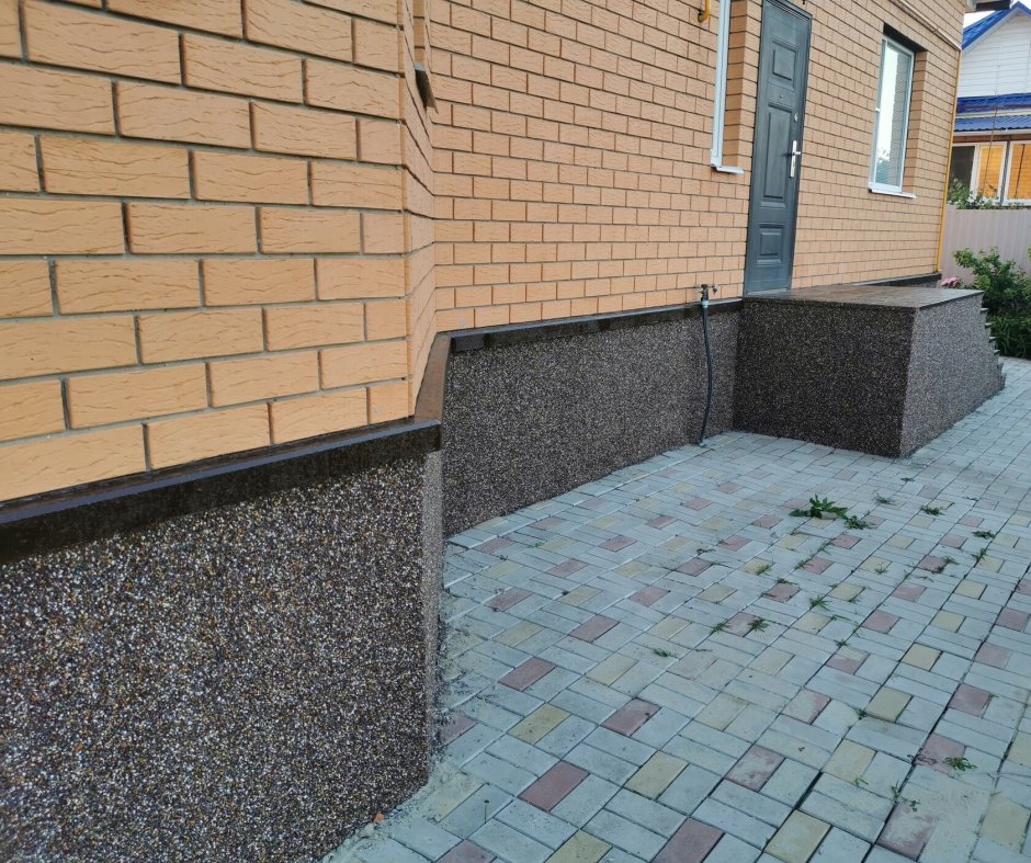 Отделка фундамента мраморной крошкой