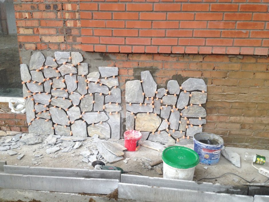 Отделка фундамента камнем природным