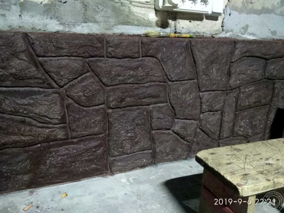 Цоколь из плиточного клея под камень