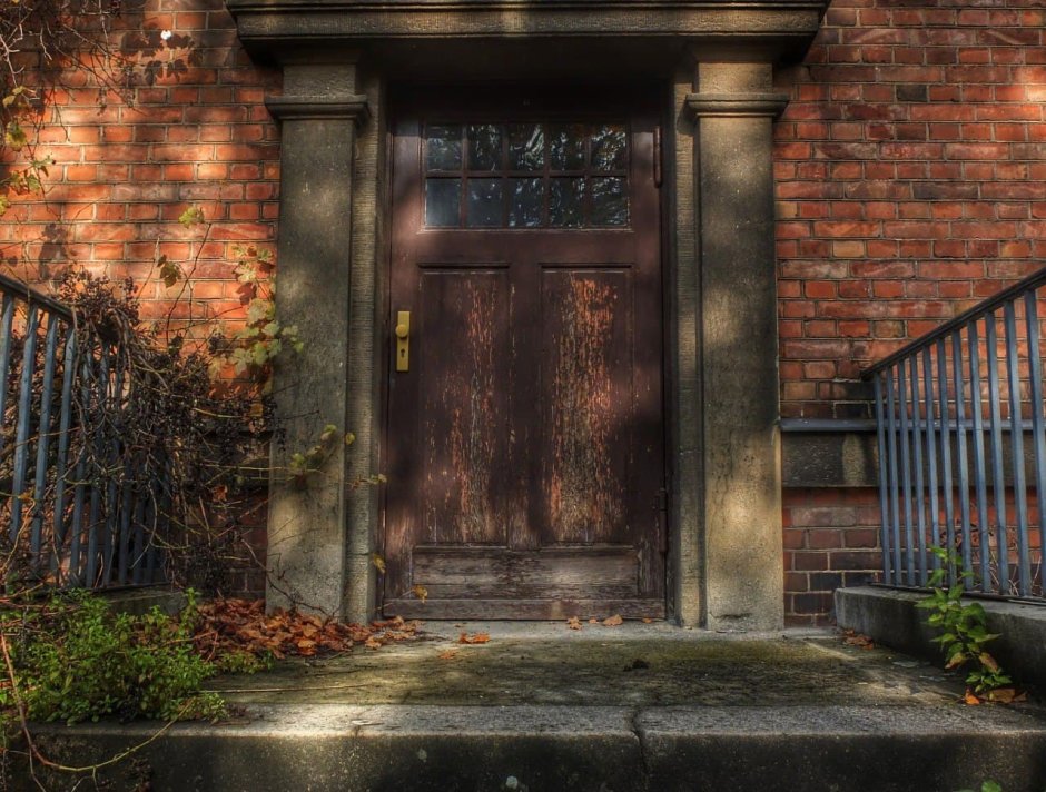Дверь старого подъезда