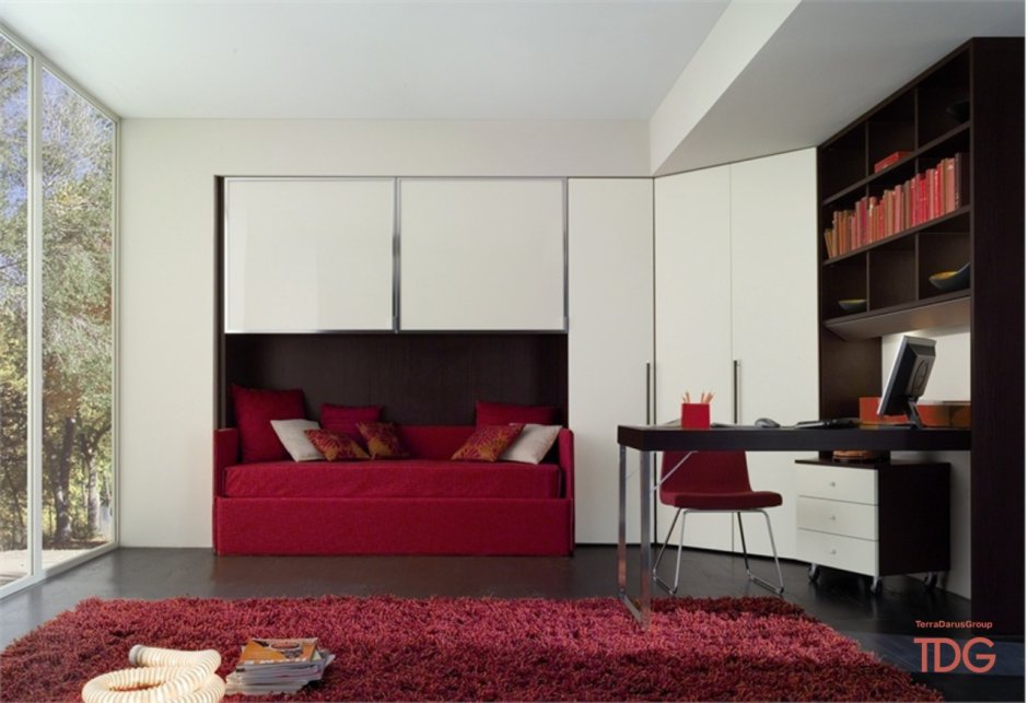 Интерьер комнаты со шкафом купе и диваном