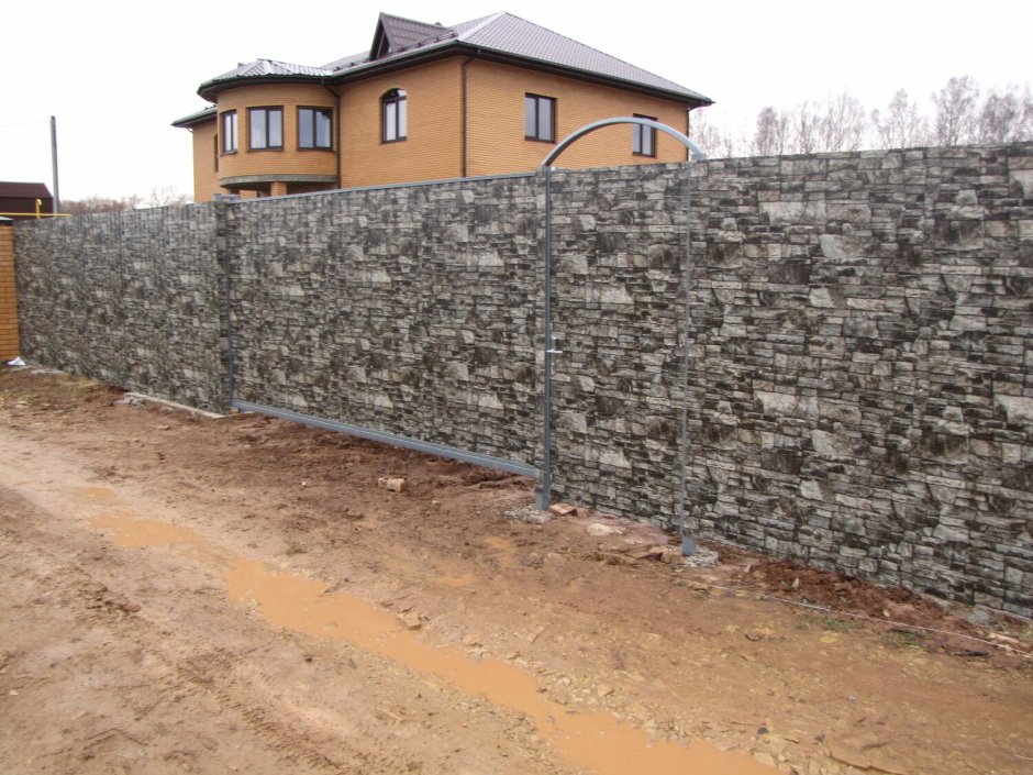 Забор из профнастила под камень