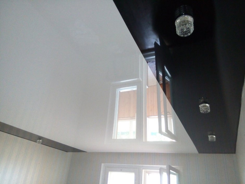 Натяжной потолок черный глянец с белым