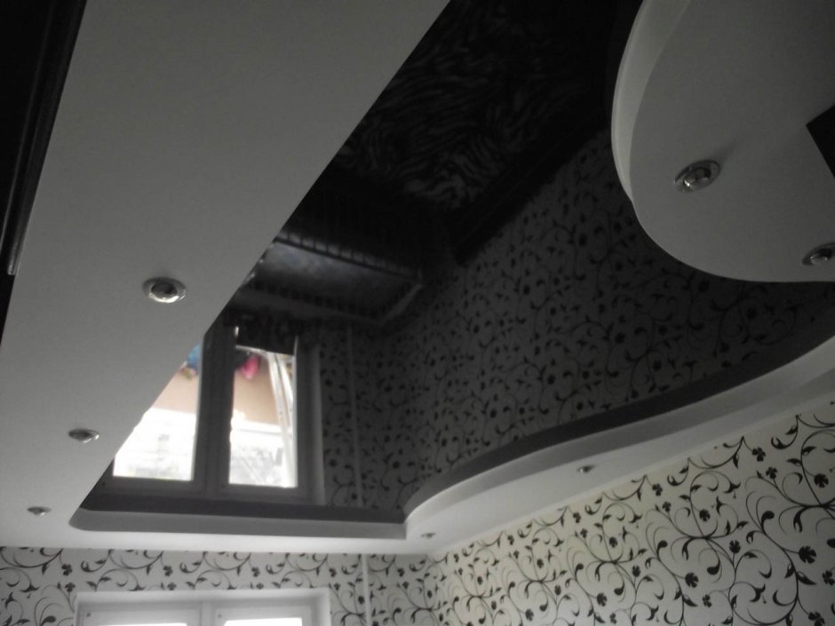 Черно белый глянцевый натяжной потолок