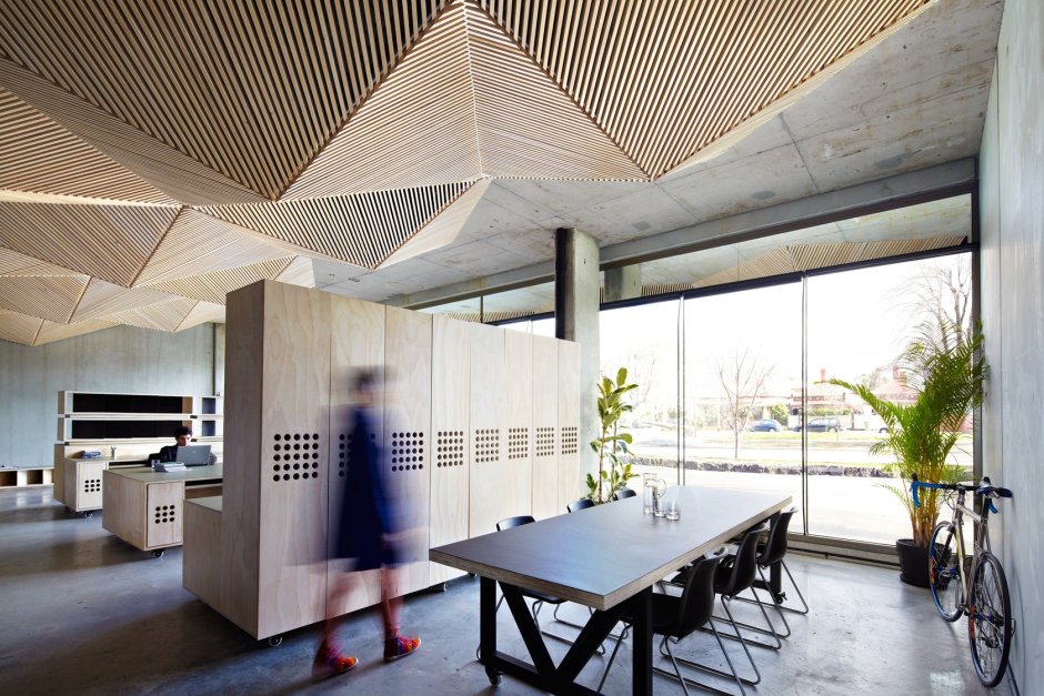 Потолок в креативный современный офис