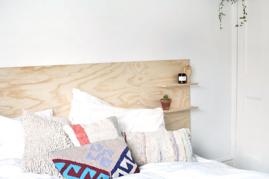 Кровать с деревянным изголовьем в скандинавском стиле