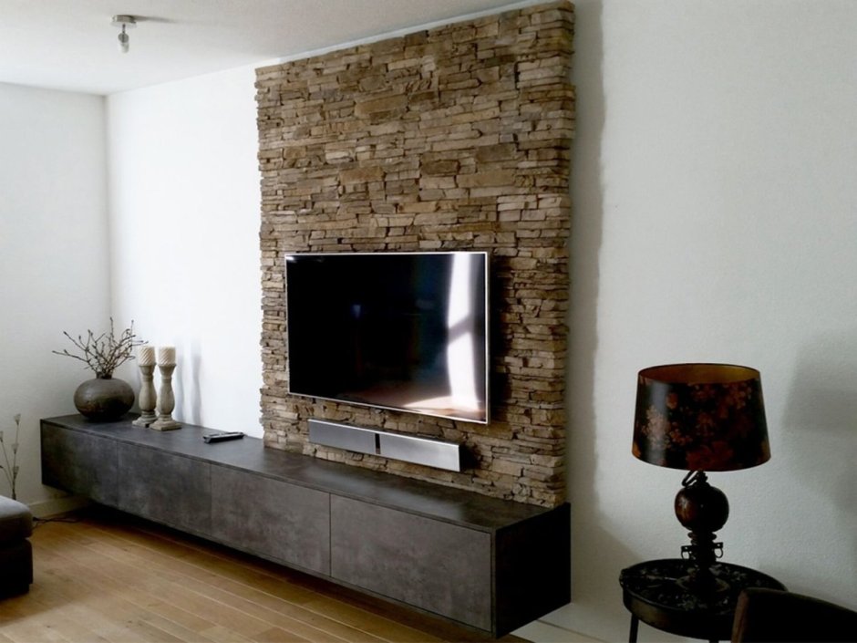 Телевизор на стене из камня