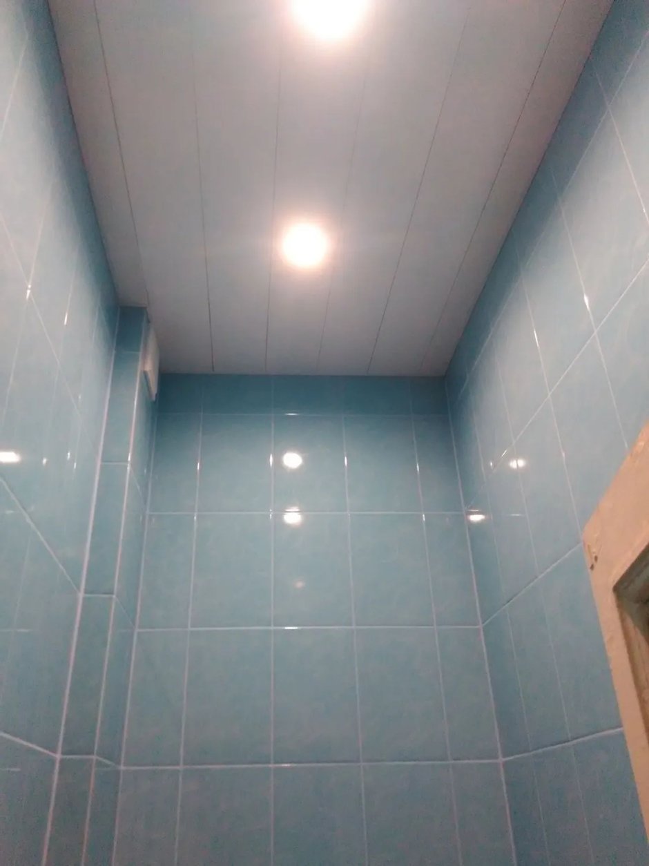 Реечный потолок в ванной и туалете
