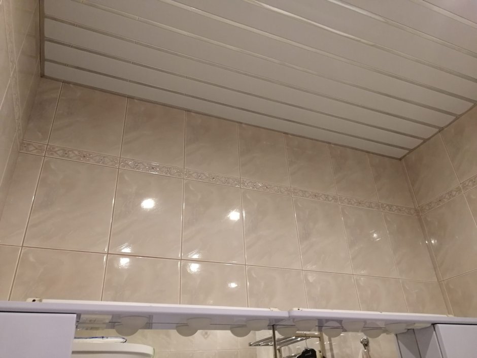 Реечный потолок для ванной бежевый