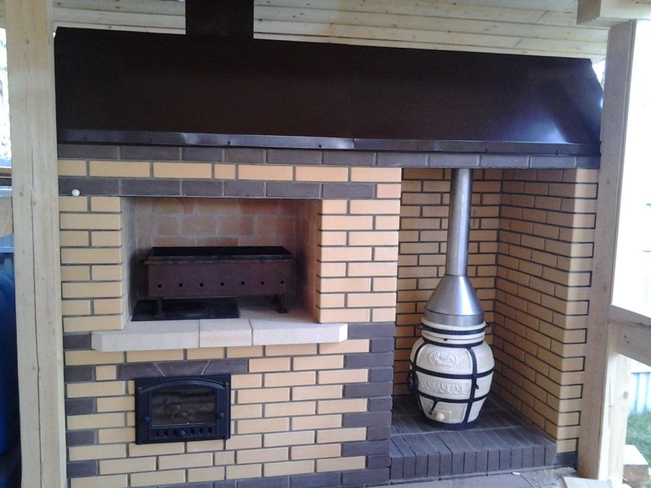 Мангальная зона из кирпича с тандыром и мангалом