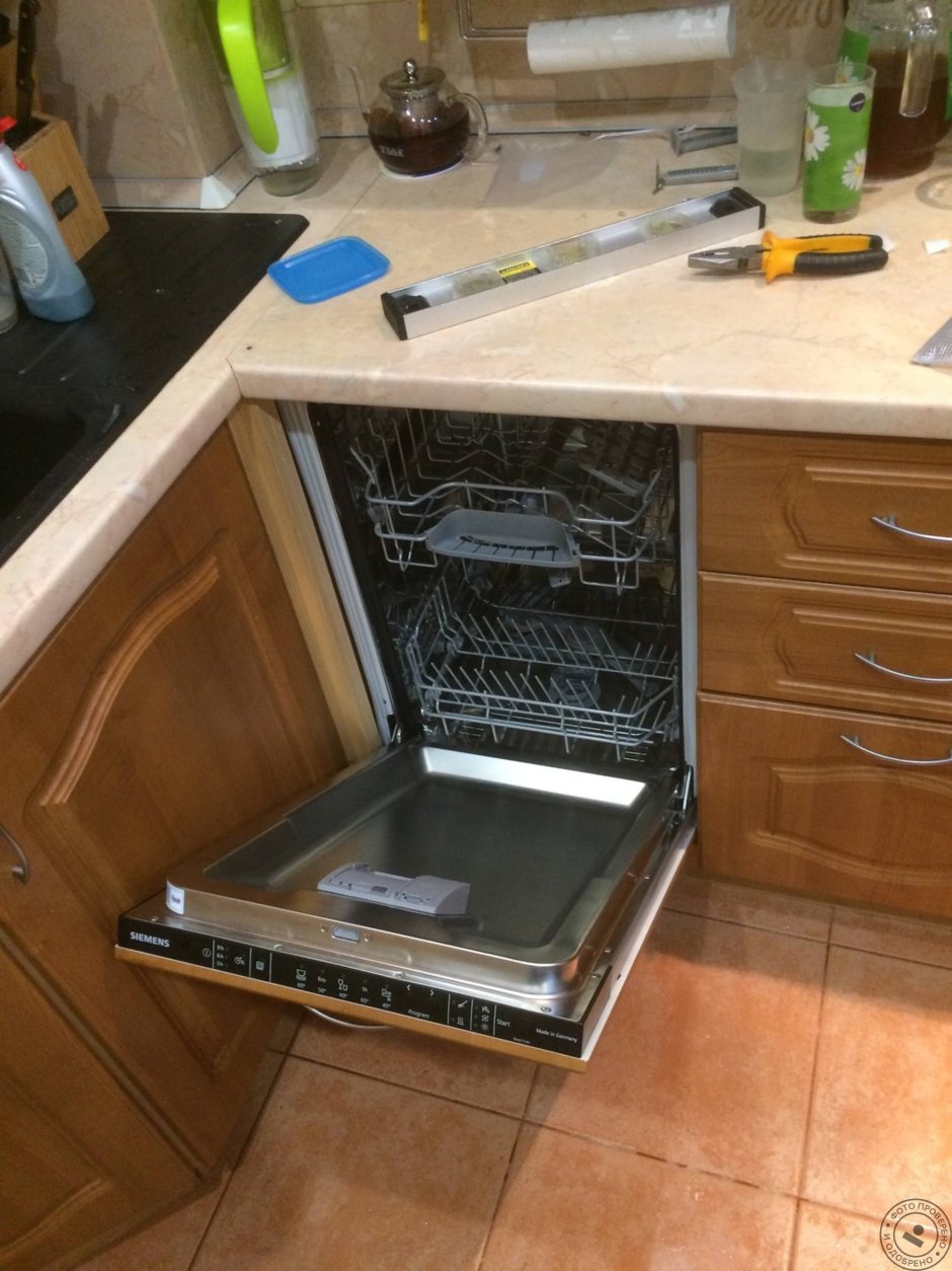 Крепление встраиваемой посудомоечной машины