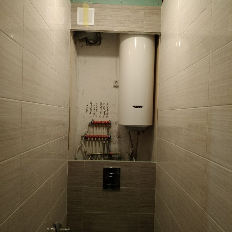 Накопительный водонагреватель в сантехнической нише
