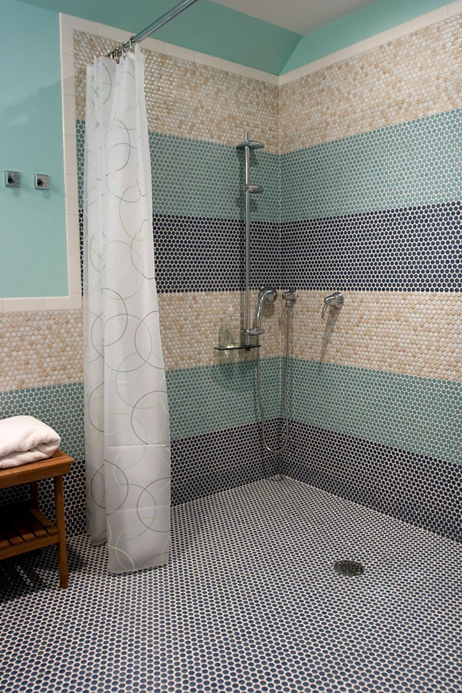 Ванная комната с душевой из плитки