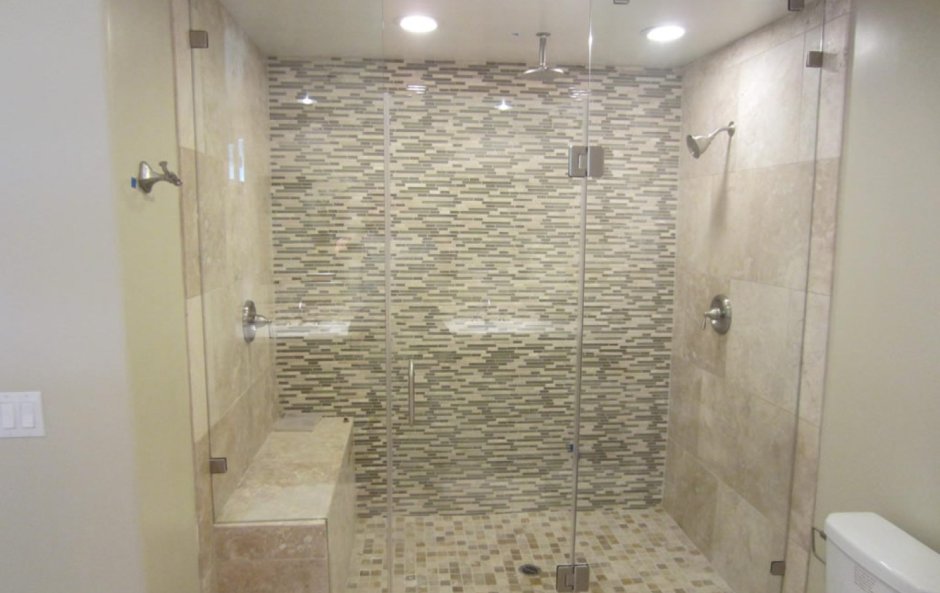 Душевая с мозаикой со стеклянной перегородкой