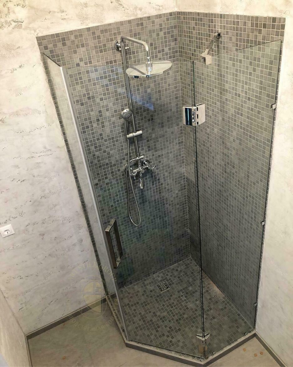 Перегородки в душевой из мозаики