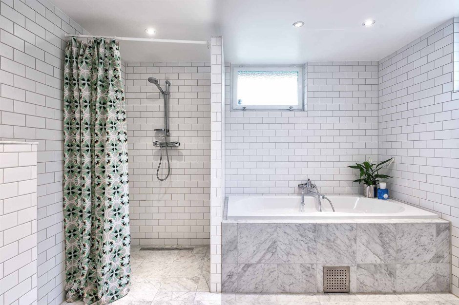 Душевая из плитки со шторкой