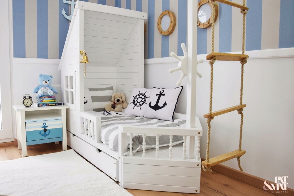 Белая детская кровать в морском стиле