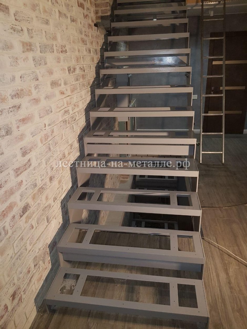 Лестница со ступенями из железа в подвал