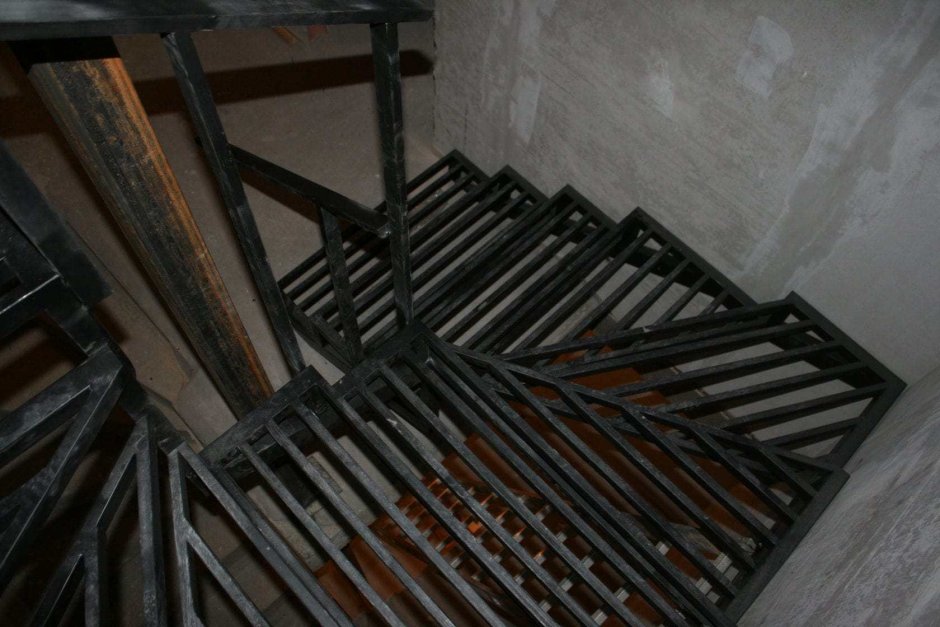 Лестница винтовая металлическая