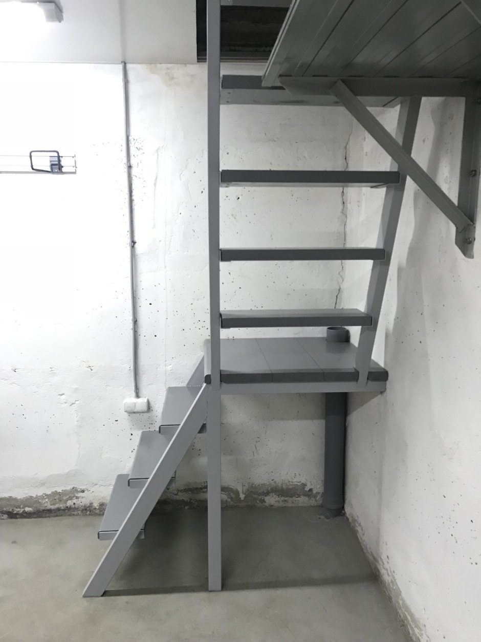 Лестница в подвал металлическая