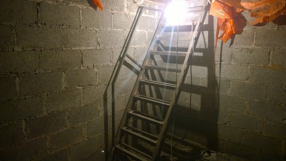 Железная лестница в подвал гараж