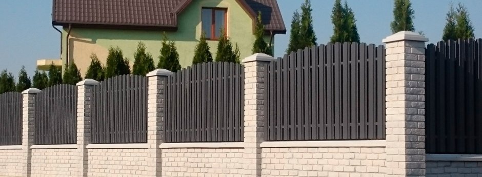Серый забор с кирпичными столбами