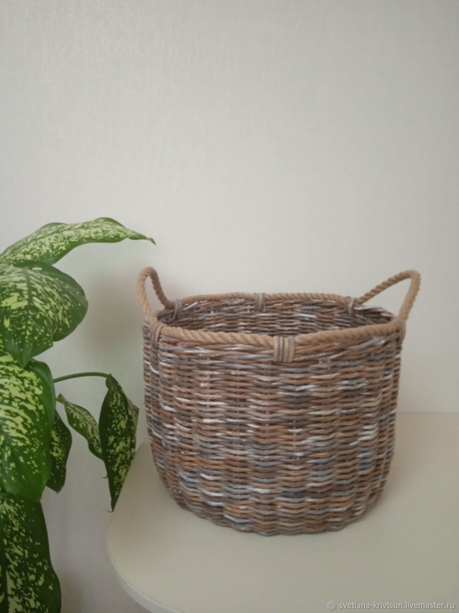 Плетеный кролик из бумажной лозы