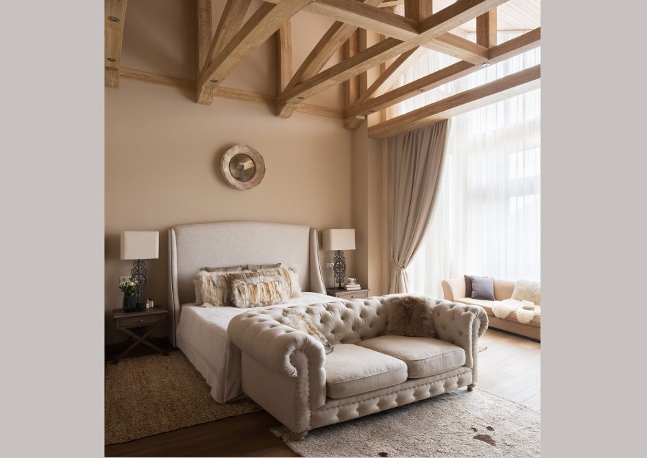 Диван перед кроватью