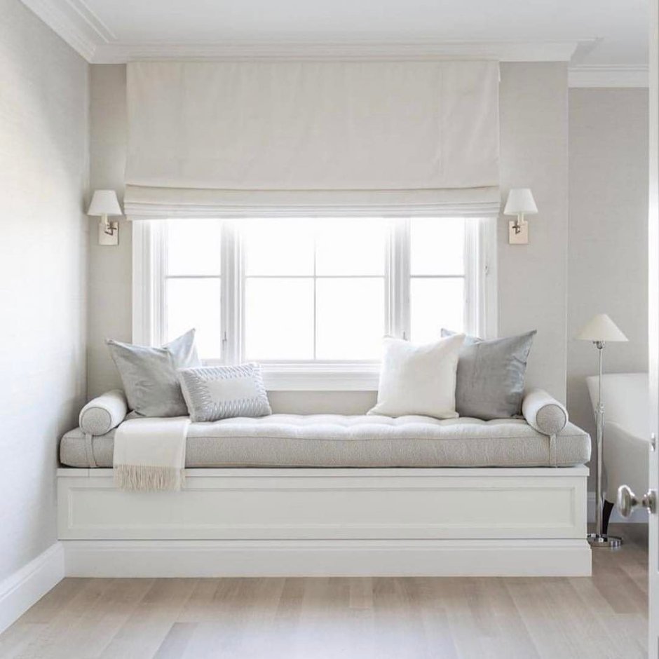 Кровать около окна