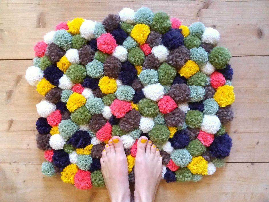 Цветочный коврик из помпонов