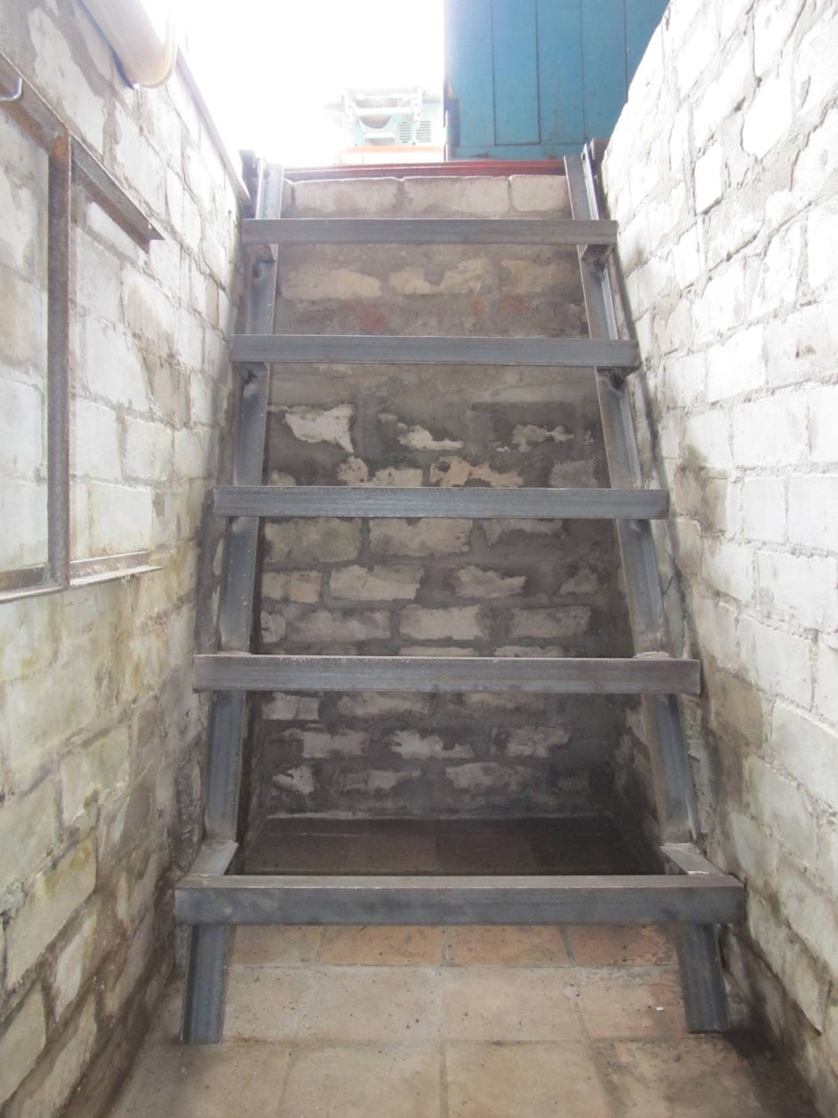 Металлическая лестница в смотровую яму