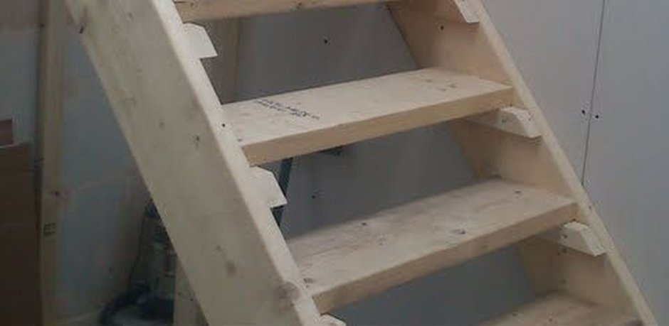 Деревянная лестница в подвал