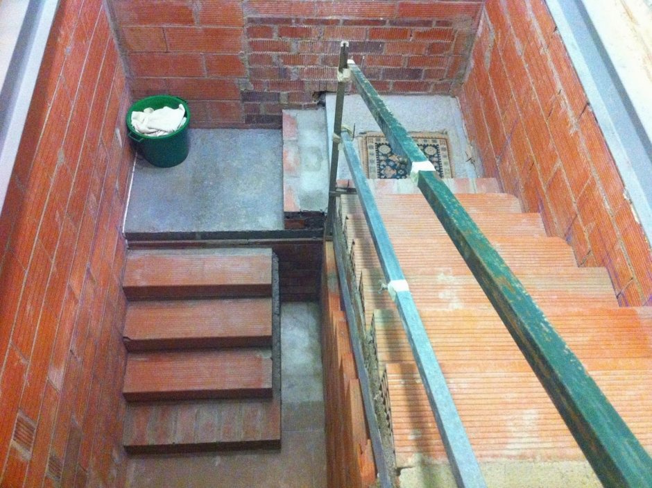 Лестница в цокольный этаж