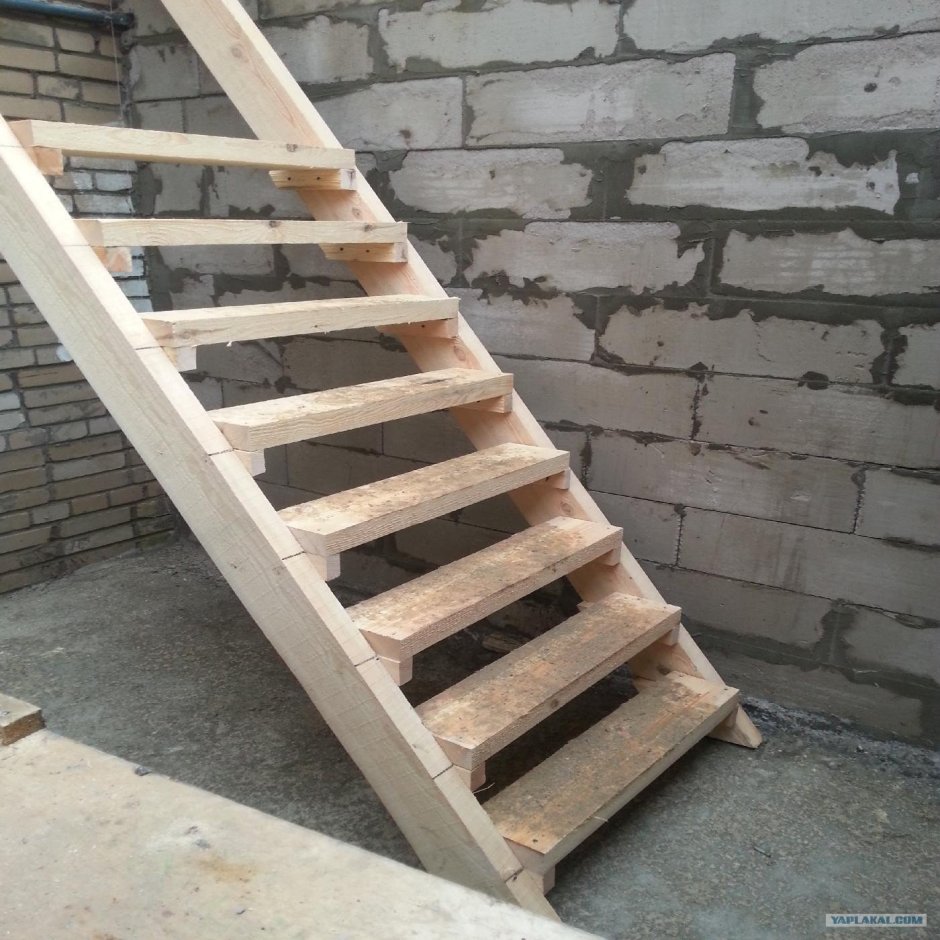 Временная деревянная лестница