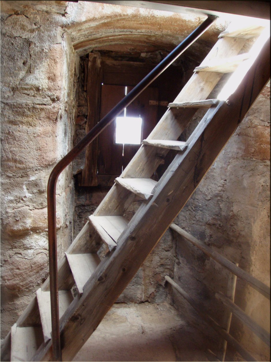 Каменная лестница в подвал сбоку
