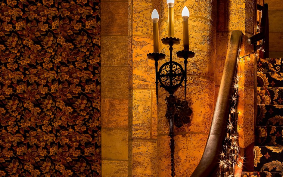 Факел на стене замка