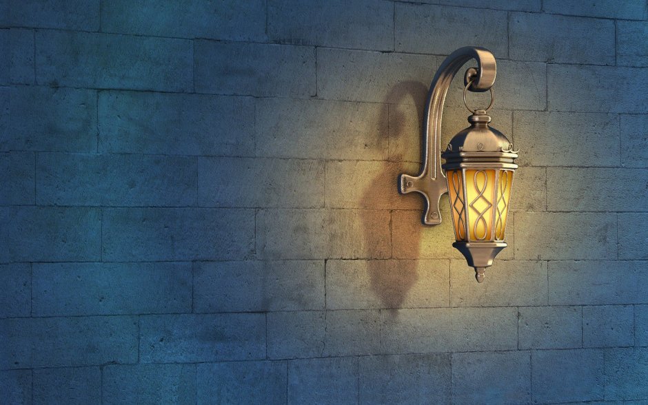 Старинный фонарь на стене