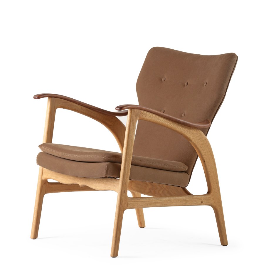 Кресло с деревянными подлокотниками и ножками