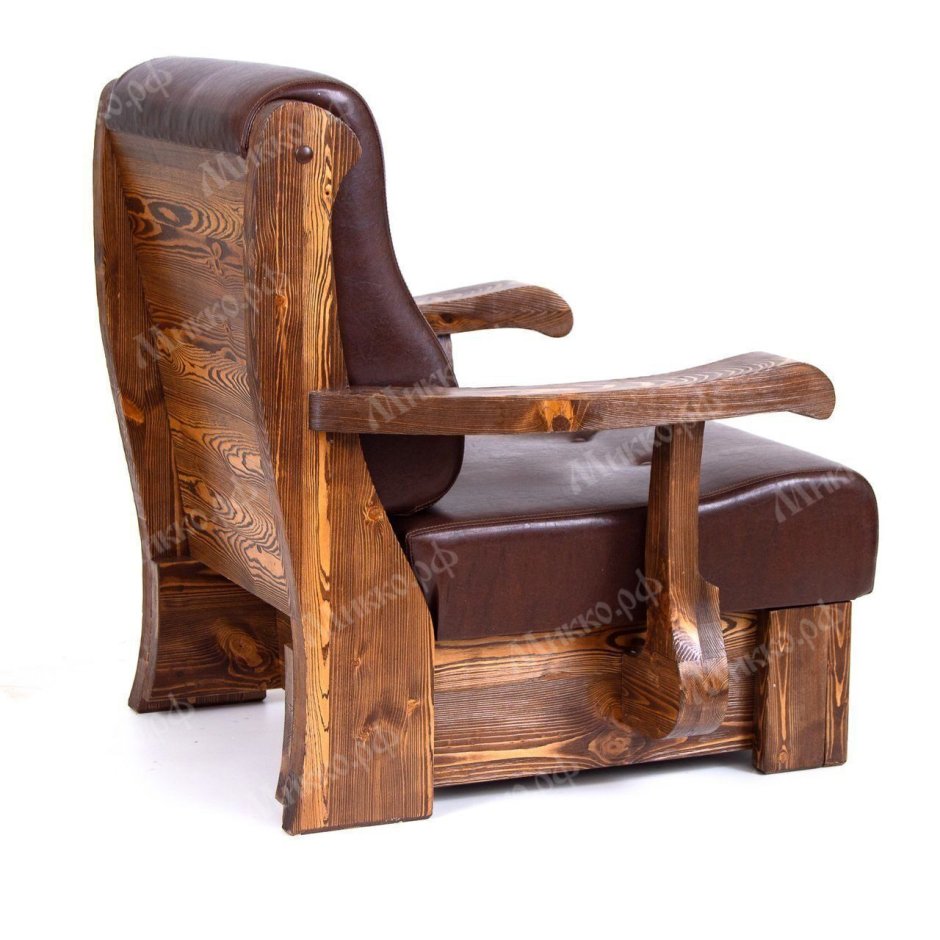 Красивое деревянное кресло