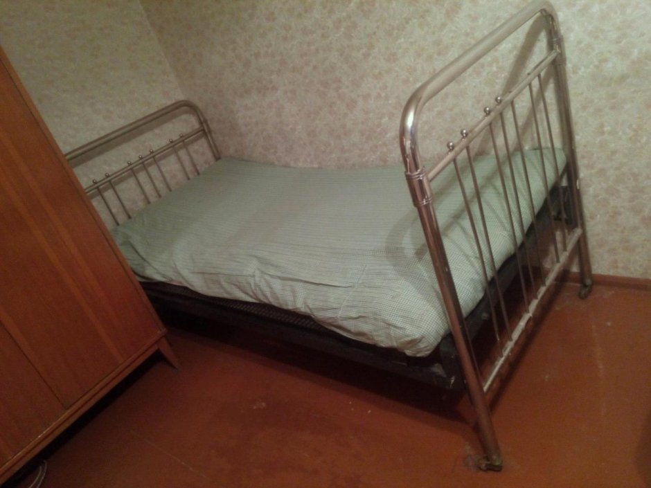 Старая железная кровать