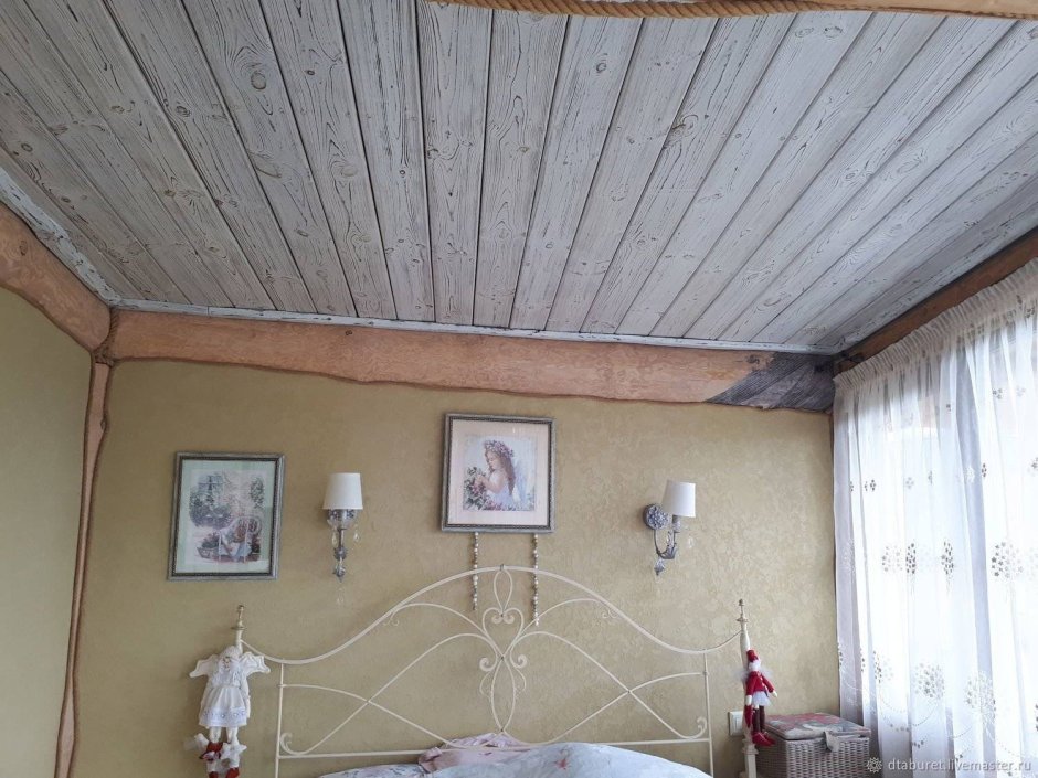 Крашеный деревянный потолок