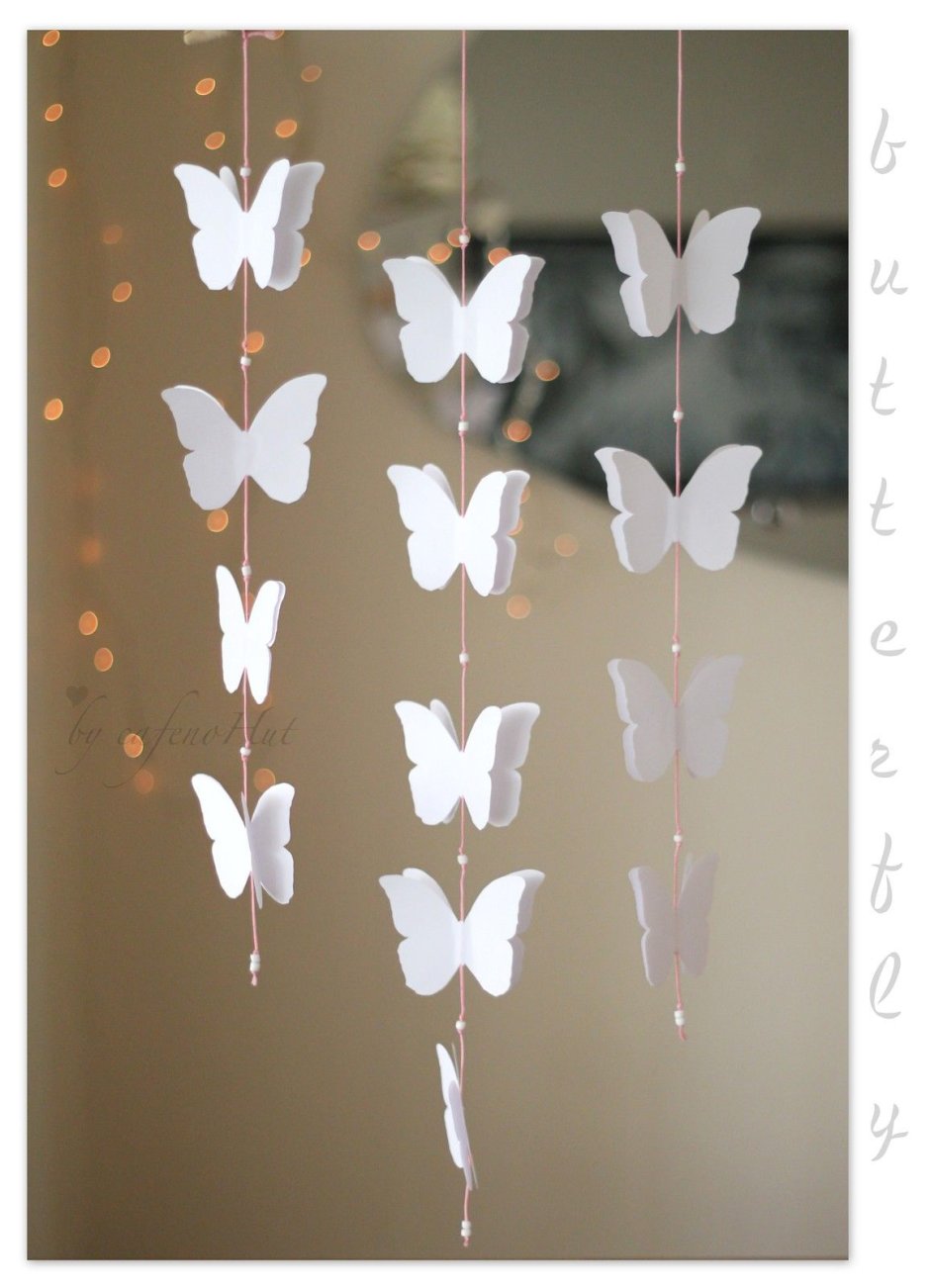 Бумажные бабочки на нитках