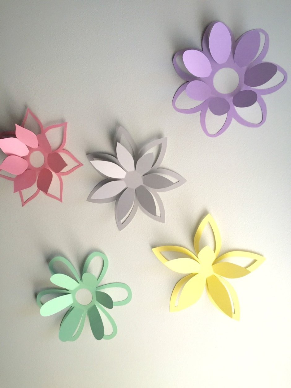 Цветы из цветной бумаги на стену