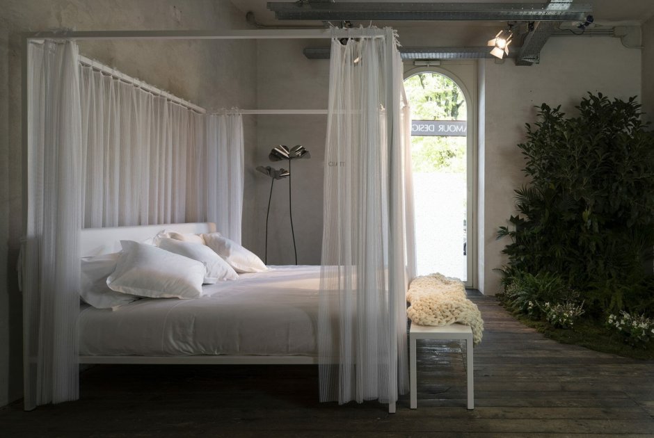 Спальня с балдахином над кроватью