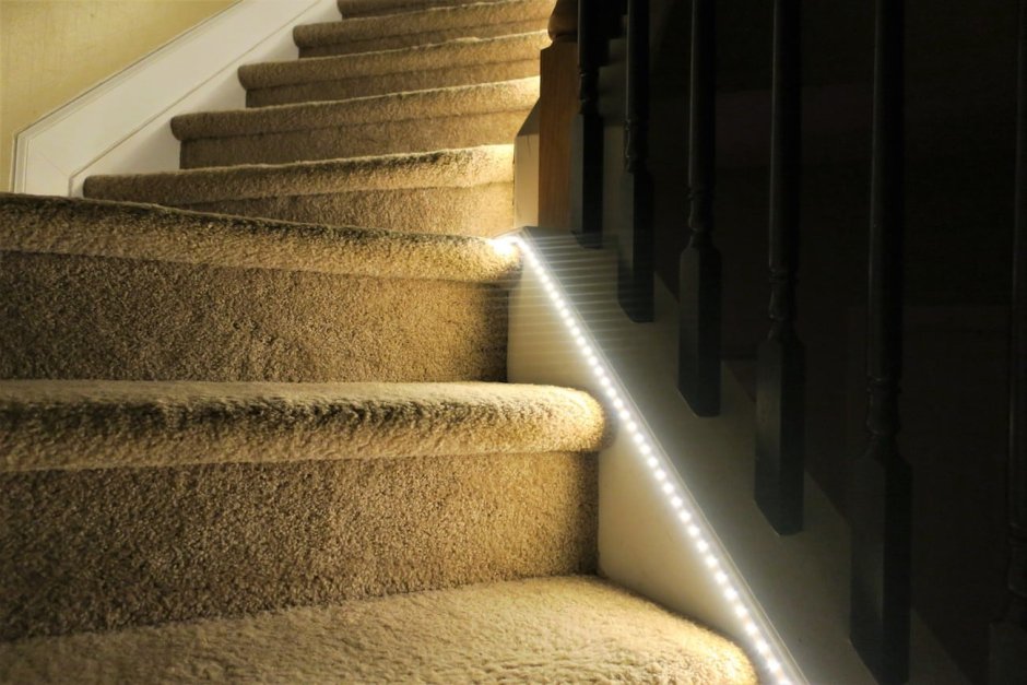 Лестница с подсветкой и ковролином