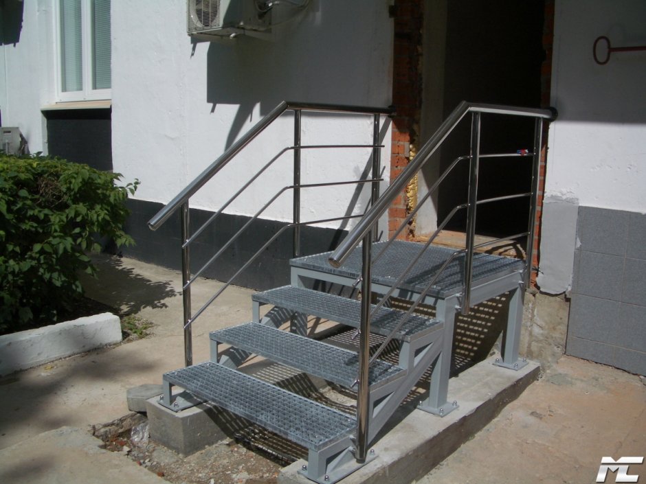 Металлические ступени для лестниц из решетчатого настила